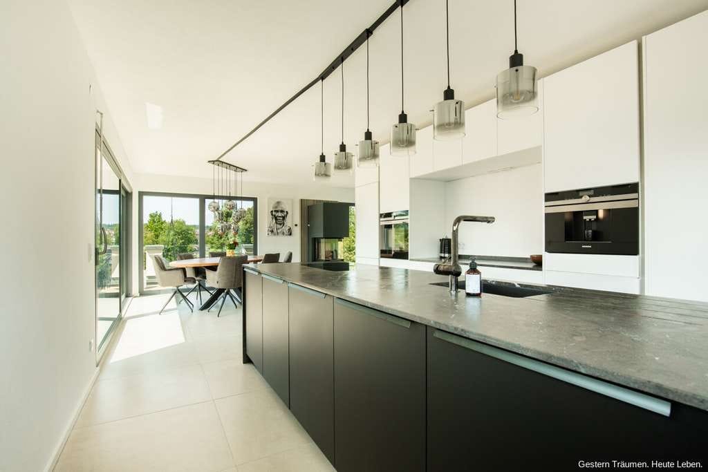 Immobilie in Friedenweiler - Exklusives Wohnerlebnis - Neubau mit Doppelgarage & Garten I in Rötenbach zu verkaufen - Bild 4