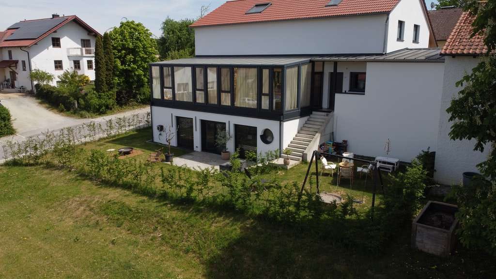 Immobilie in Mengkofen - Bieterverfahren: Neuwertiges Einfamilienhaus mit hochwertiger Ausstattung - Bild 0