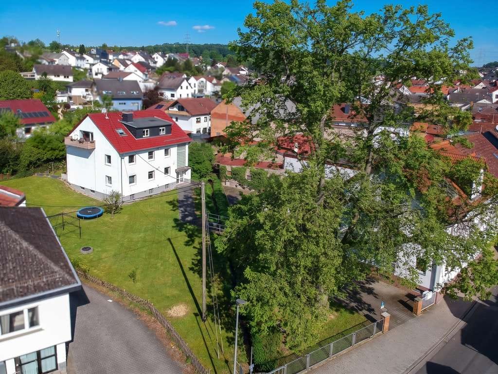 Immobilie in Hofheim am Taunus - Großzügiges Mehrfamilienhaus mit weitläufigem  Grundstück und erheblichem Entwicklungsspielraum - Bild 0