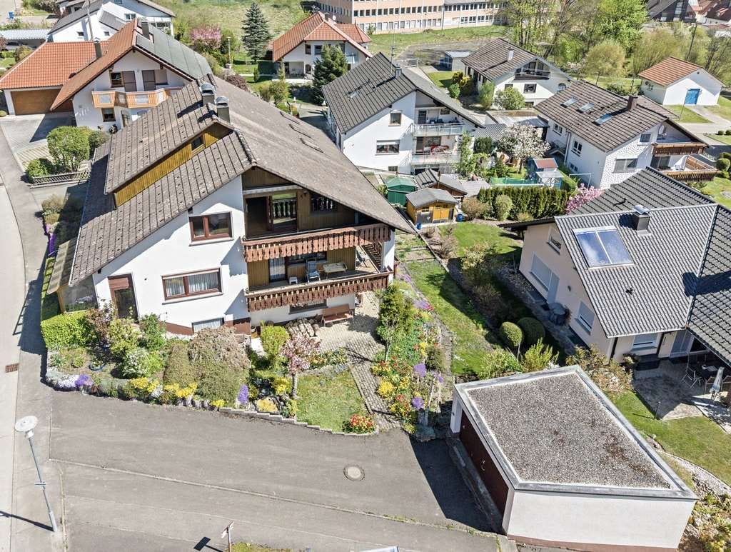 Immobilie in Nusplingen - Großzügiges Zweifamilienhaus mit  schönem Garten und zwei Garagen - Bild 4