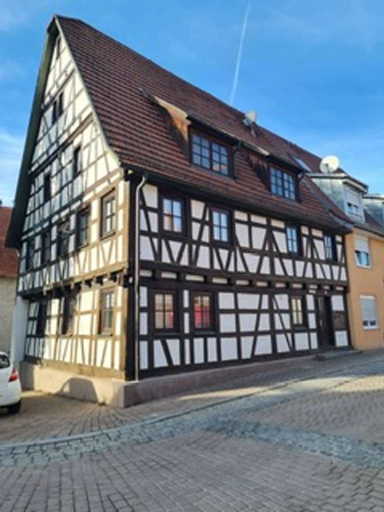 Immobilie in Leonberg - 2 Zimmer-Wohnung in Fachwerkhaus mit Stellplatz - Option 2 Wohnungen kaufen - Bild 1