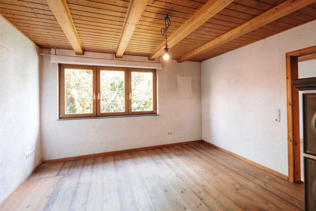 Immobilie in Weibersbrunn - Charmantes freistehendes Einfamilienhaus mit Potenzial – auch als Mehrgenerationenhaus nutzbar - Bild 2