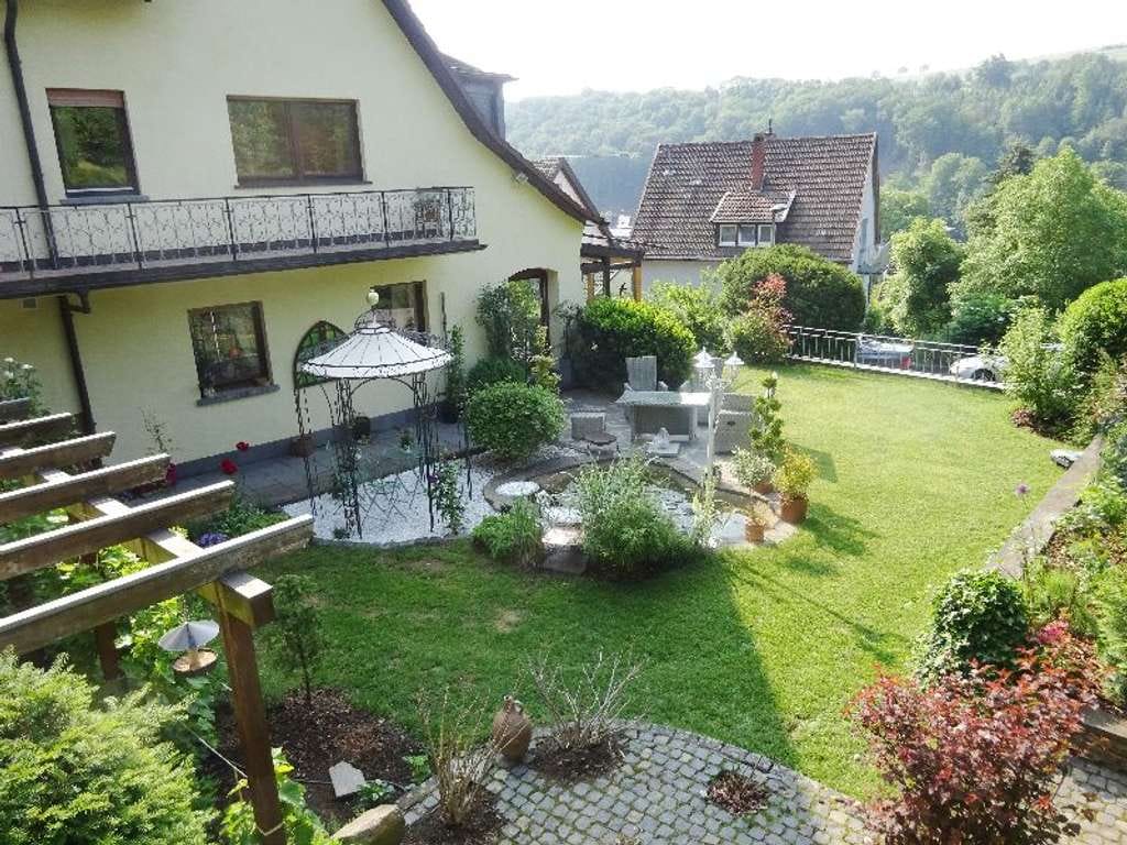 Immobilie in Burgbrohl - Einfamilienhaus mit Einliegerwohnung in 56659 Burgbrohl!! Top Lage und Ausblick!! - Bild 1