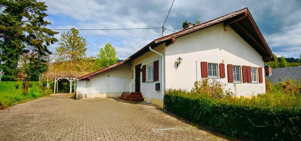 Immobilie in Schliengen - Charmantes Einfamilienhaus mit großzügigem Grundstück und Indoorpool - Bild 0