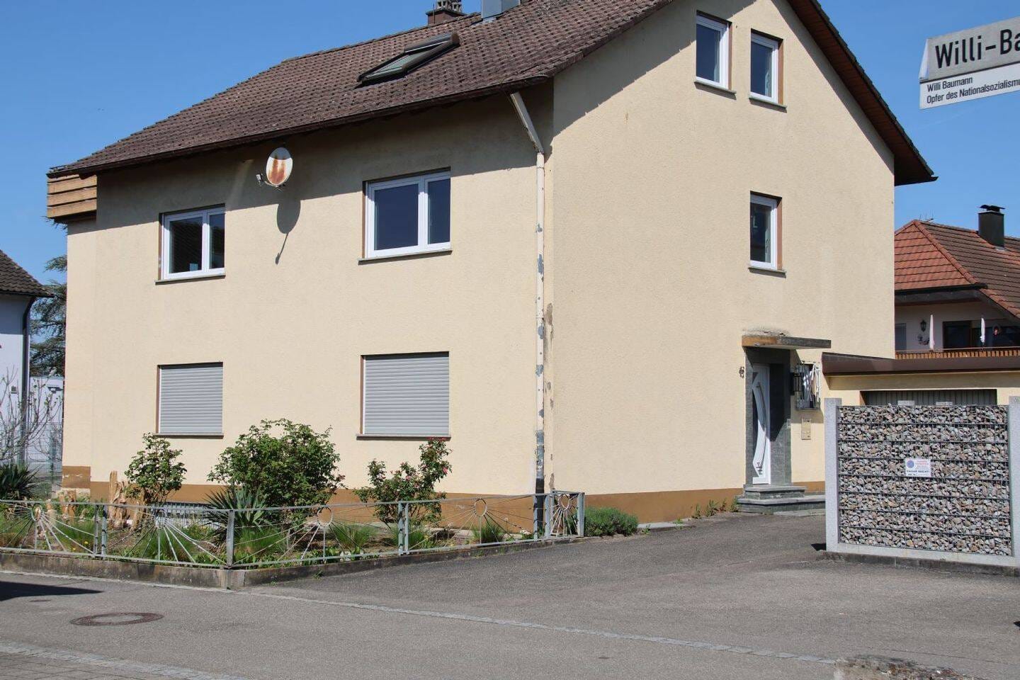 Immobilie in Weil am Rhein - Attraktives Dreifamilienhaus mit Entwicklungspotenzial und solider Vermietbarkeit in gefragter Lage - Bild 2