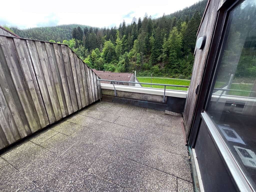 Immobilie in Bad Rippoldsau-Schapbach - Gelegenheit! Viel Wohnfl. ca. 101m² für nur 98.000,00 Euro. 4,5 Zi.-Maisonette-Wohng mit TG-Platz. - Bild 2