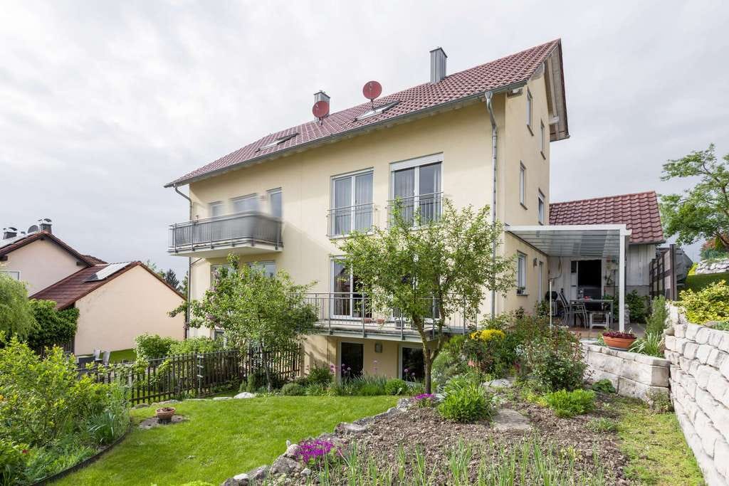 Immobilie in Baindt - Großzügige Doppelhaushälfte mit charmantem Garten in beliebter Lage von Baindt - Bild 0