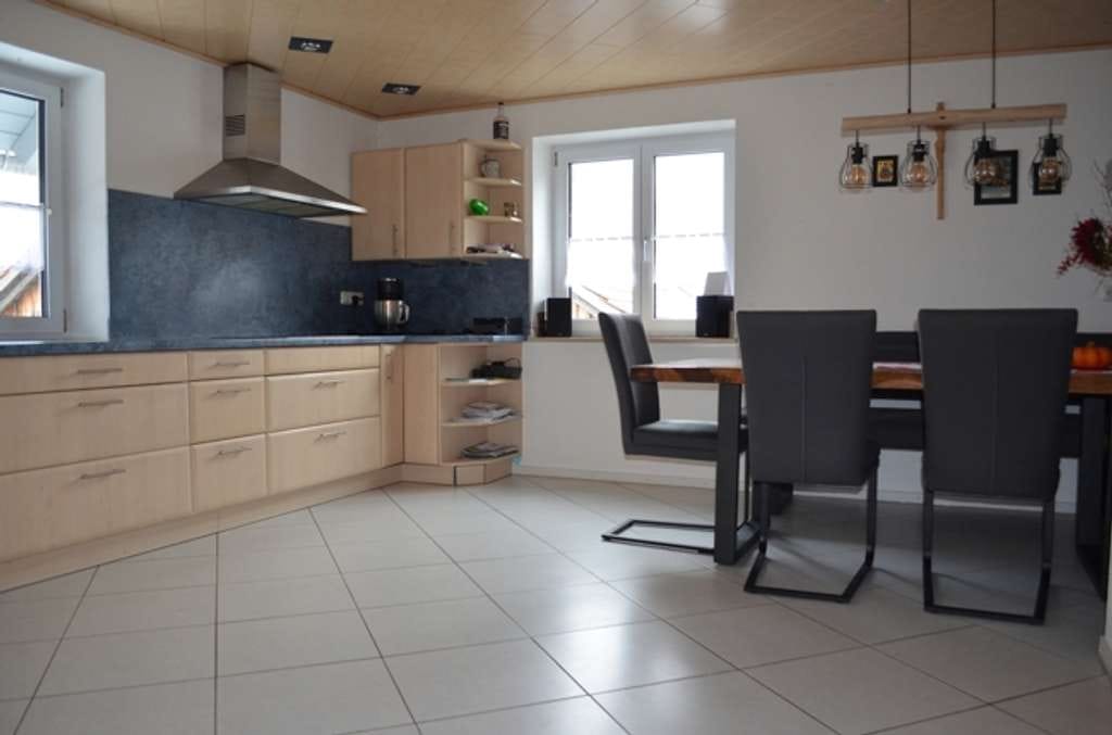 Immobilie in Finning - Großzügiges, familienfreundliches Einfamilienhaus -
mit viel Potenzial und Raum für Ideen - Bild 2