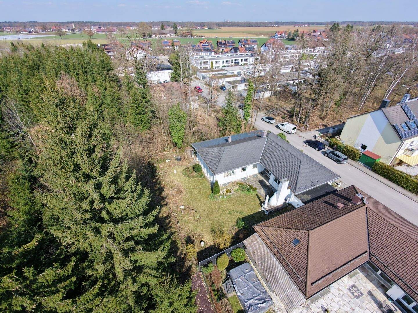 Immobilie in Putzbrunn - Bungalow mit traumhaftem Garten in Waldrandlage – Putzbrunn/Waldkolonie - Bild 0