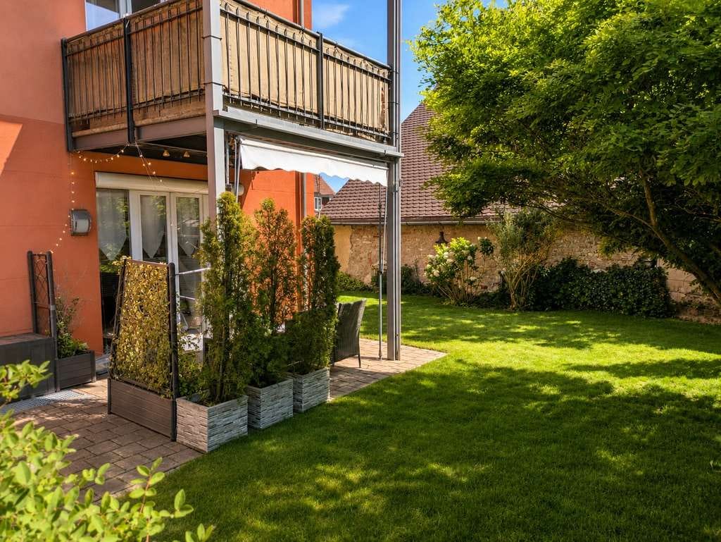 Immobilie in Schwabhausen - Gartenwohnung mit Haus-im-Haus-Gefühl | 135 m² Garten | Interner Hobbyraum | TG-Stellplatz - Bild 0