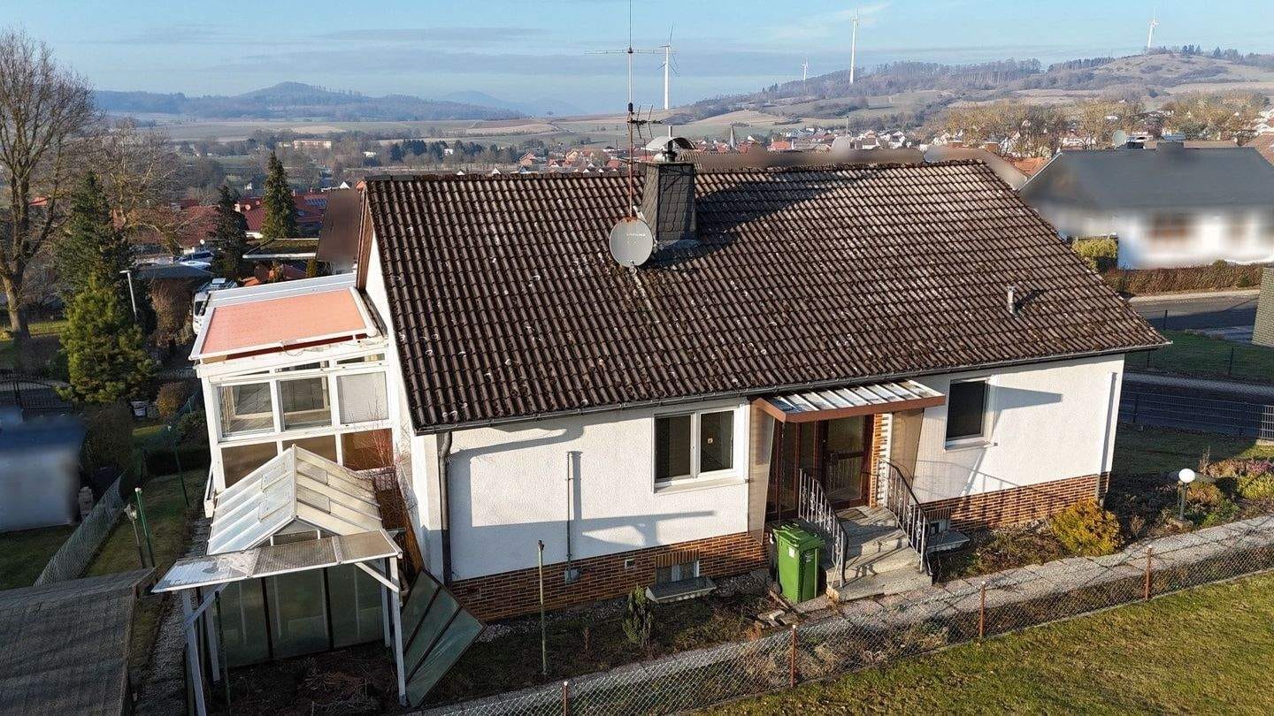 Immobilie in Schauenburg - Großzügiges Ein- bis Zweifamilienhaus mit Wintergarten in Schauenburg-Breitenbach - Bild 1