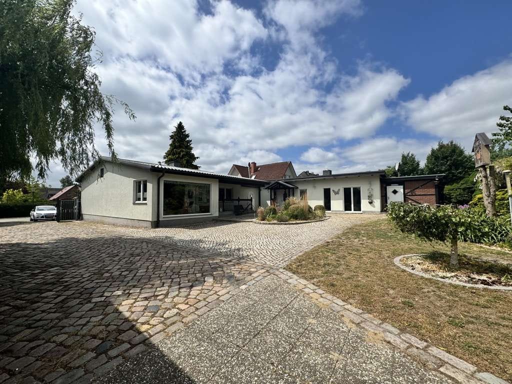 Immobilie in Seehof - Ihr persönliches Paradies - 
Bungalow mit Gästehaus auf großem Grundstück und exklusiver Küche - Bild 0