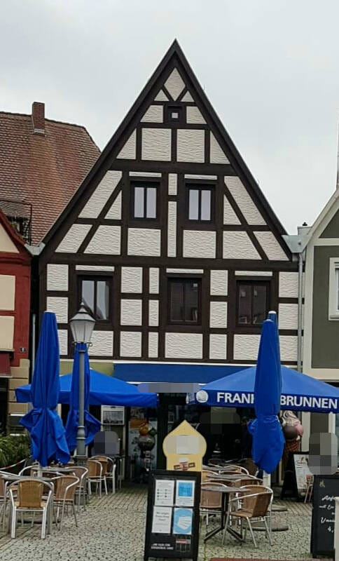 Immobilie in Neustadt an der Aisch - Teilsaniertes & ensemblegeschütztes Fachwerkhaus zentral am Marktplatz Neustadt Aisch - Bild 0