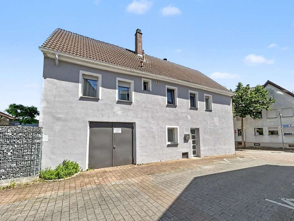 Immobilie in Brackenheim - Modernisiertes Einfamilienhaus mit Kamin, Garage und Gewölbekeller im Zentrum von Brackenheim - Bild 0