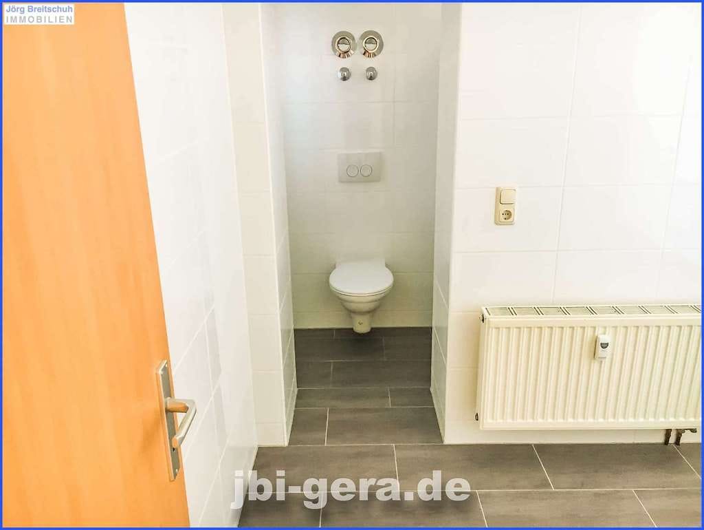 Immobilie in Zeitz - Freistehendes 4 Familienhaus mit Stellplätzen und Ausbaureserve im DG herrlicher Aussicht - Bild 3