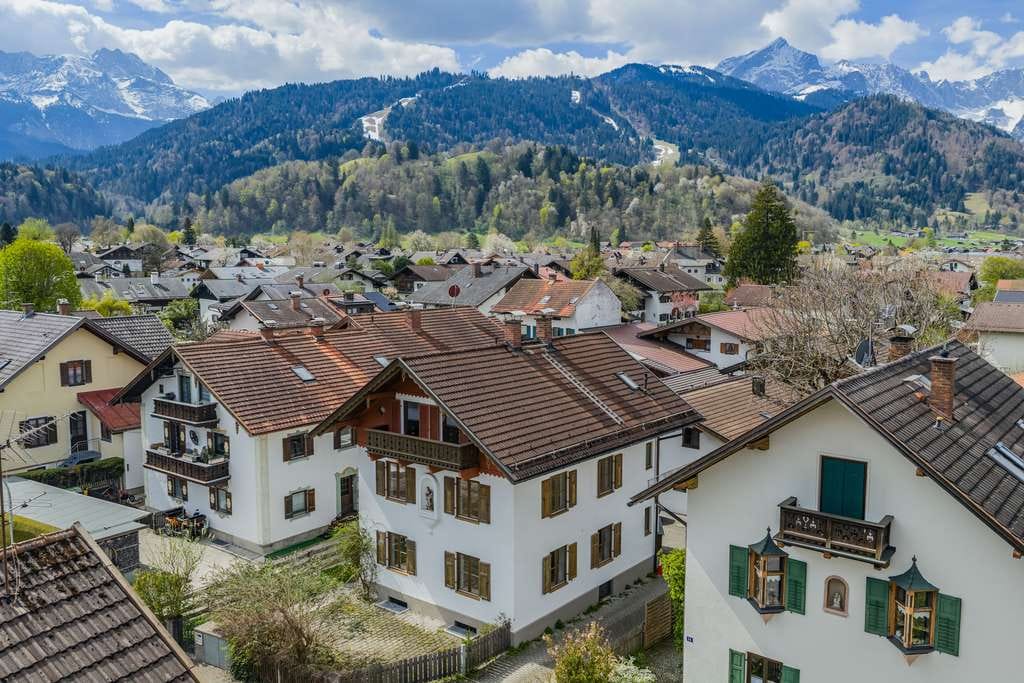 Immobilie in Garmisch-Partenkirchen - Ein Partenkirchener Original – historisches, freistehendes Stadthaus mit Bergblicken - Bild 0