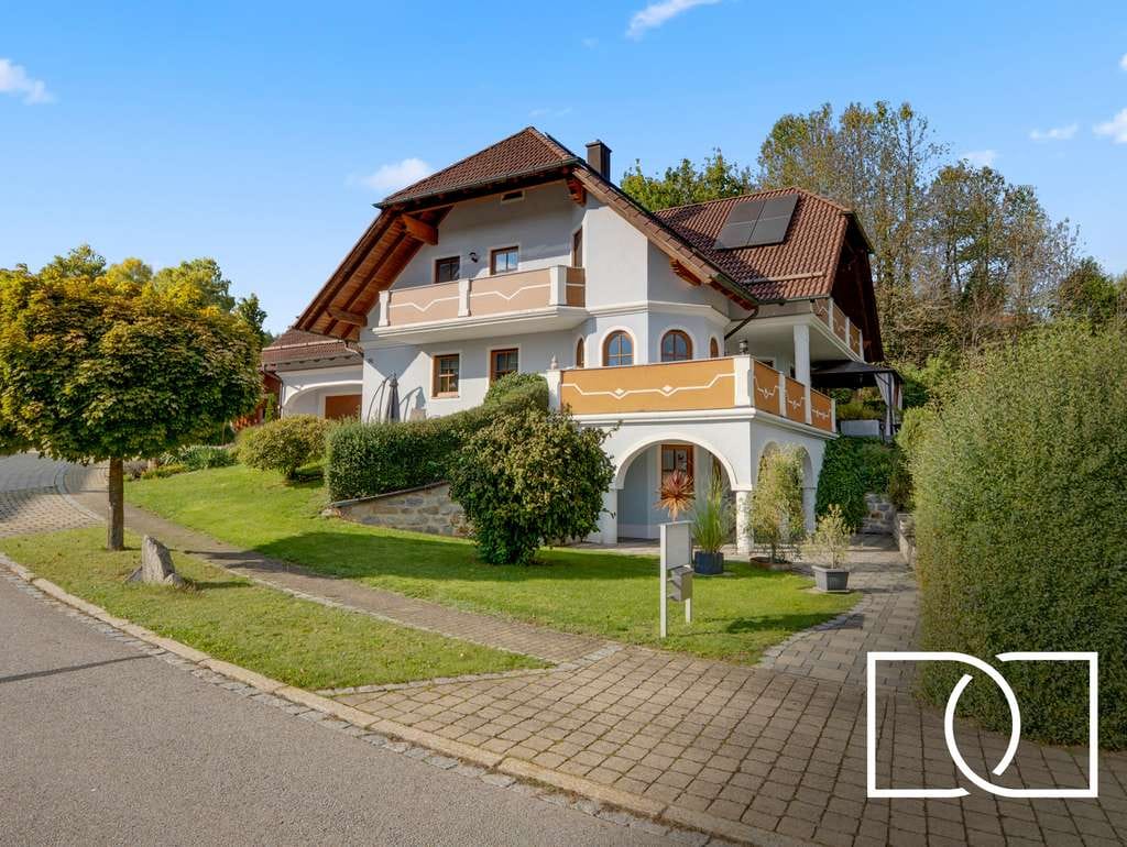 Immobilie in Alfeld - Herrschaftlich & Energieeffizient! Großzügiges Einfamilienhaus in idyllischer Alleinlage mit ELW! - Bild 0