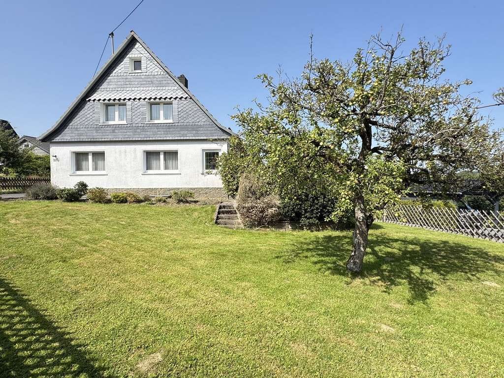 Immobilie in Marienheide - Einfamilienhaus mit Potenzial und großem, selbstständig nutzbarem Grundstück für weitere Bebauung - Bild 1