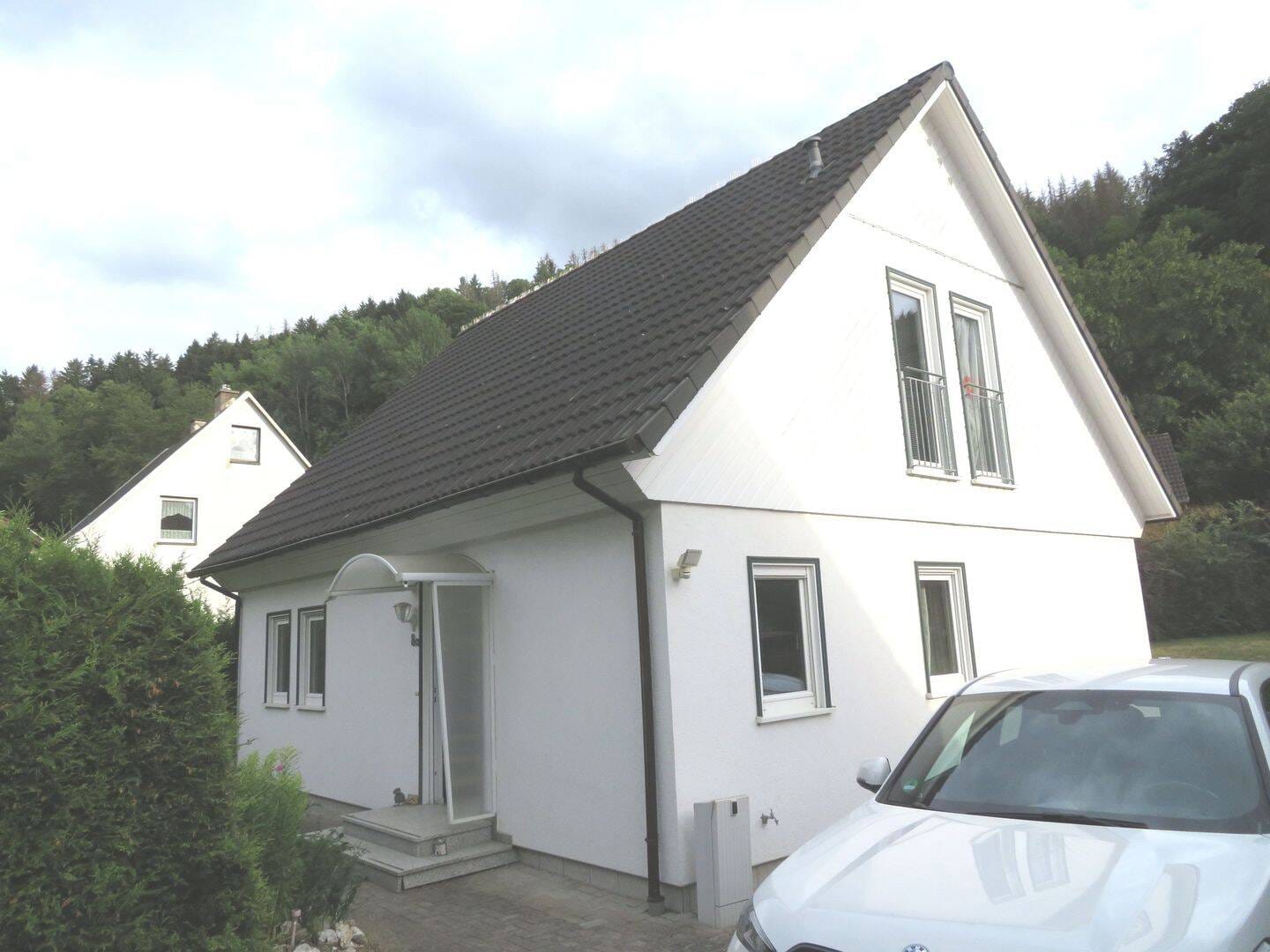 Immobilie in Leutenberg - Freistehendes Einfamilienhaus mit sonnigem Grundstück in Leutenberg - Bild 0