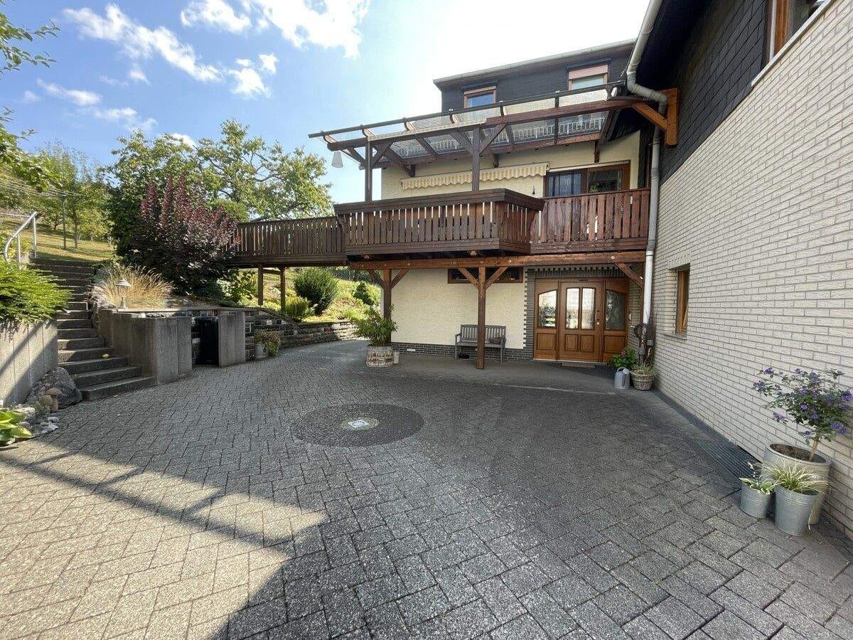 Immobilie in Eschenburg - Eiershausen: Gepflegtes Wohnhaus mit 2 Wohneinheiten und großem Garten - Bild 1