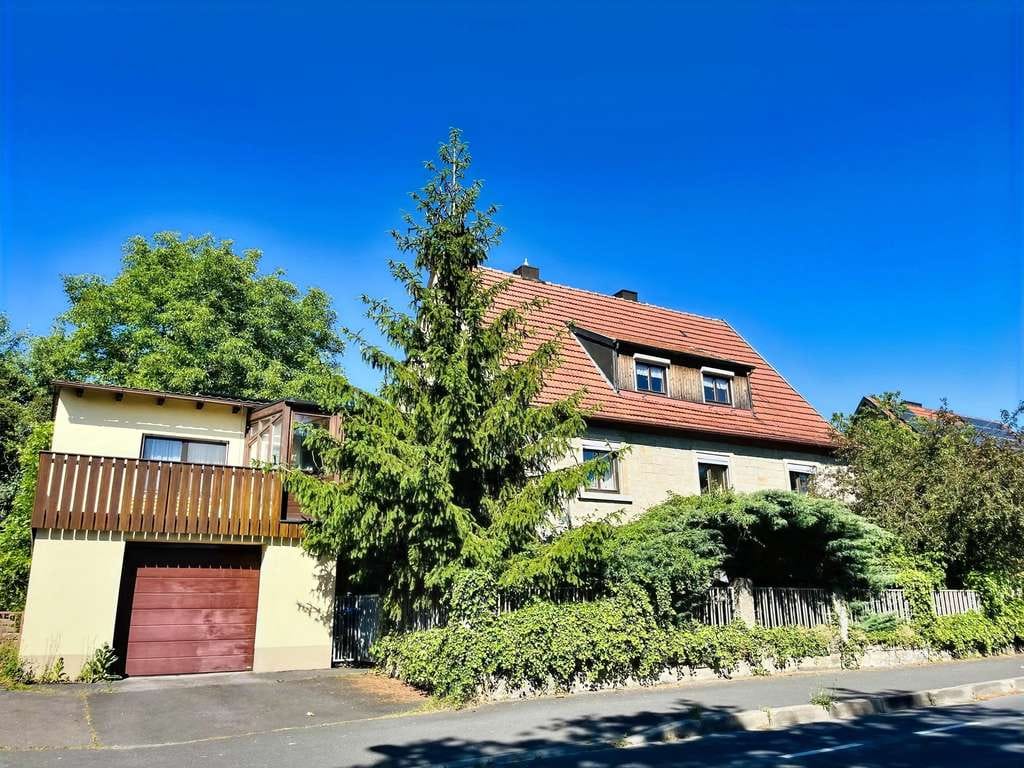 Immobilie in Zeil am Main - Schmuckes Sandsteinhaus mit Garten in sonnenverwöhnter Lage - unweit der Altstadt, Grund 952m², 9  - Bild 0