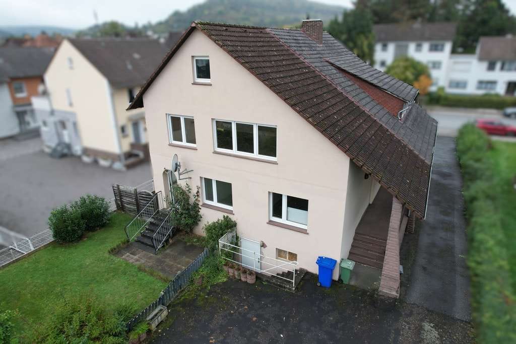 Immobilie in Beverungen - Massives Einfamilienhaus mit Garten und Garagen in Beverungen - Bild 2