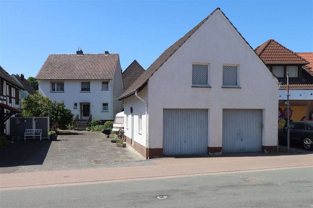 Immobilie in Berkatal - Bezahlbar, solide, massiv: Einfamilienhaus mit zwei Garagen und Garten  - Bild 3