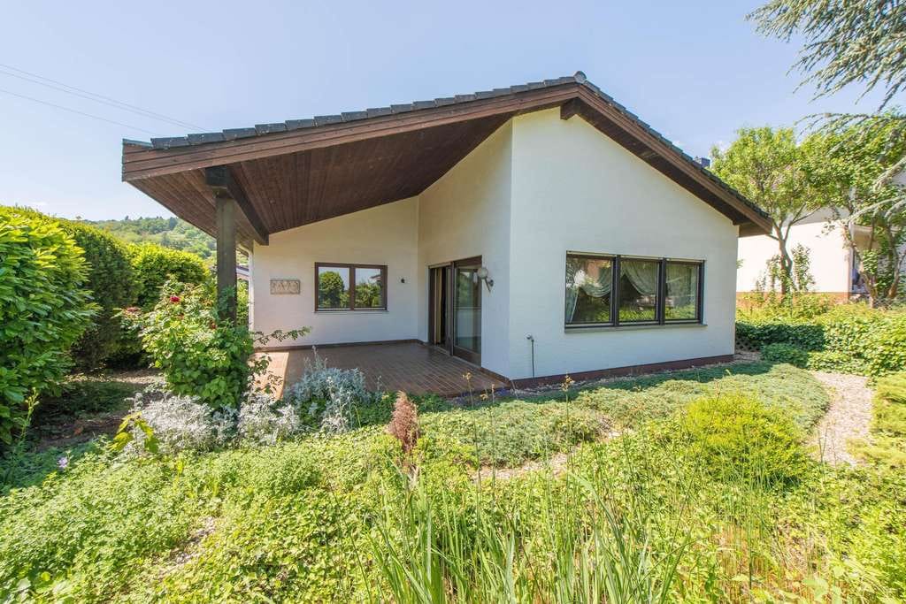 Immobilie in Wachenheim an der Weinstraße - Bungalow in sehr guter, sehr ruhiger Hanglage auf fast ebenem Grundstück - Bild 1