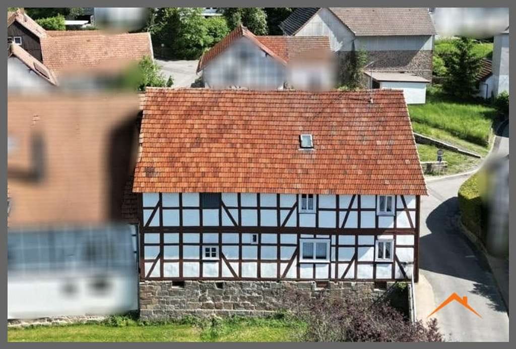Immobilie in Knüllwald - Charmantes Wohnhaus mit Nebengebäude - Bild 1