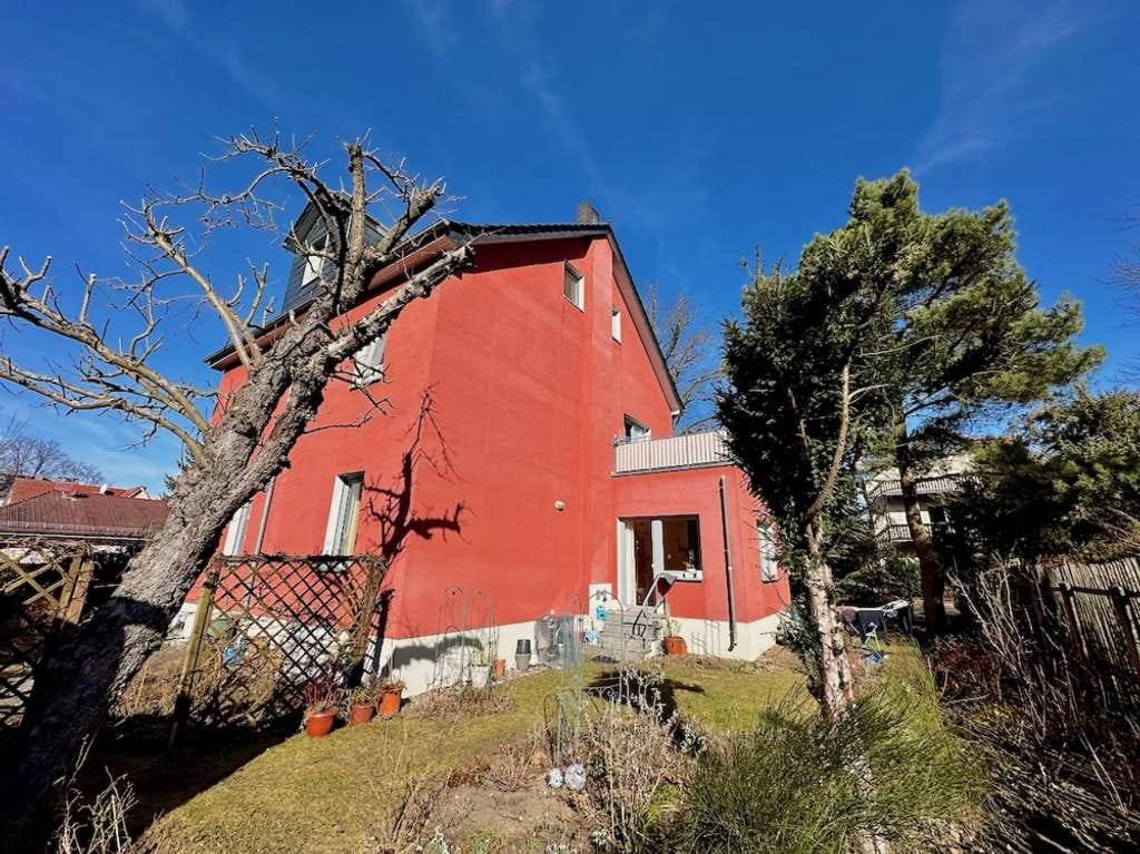 Immobilie in Schöneiche bei Berlin - Grundsolides Mehrfamilienhaus mit bezugsfreier Erdgeschosswohnung in idyllischer Waldrandlage - Bild 0
