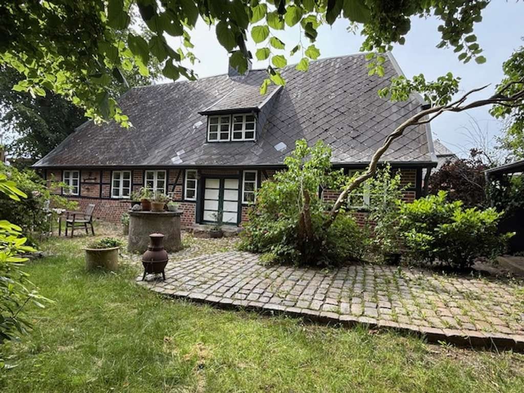 Immobilie in Elmenhorst - 1.232 m² Grdstck. * liebevoll restaur. Fachwerkhaus * zentral u. dennoch idyllischer Garten* Carport - Bild 1