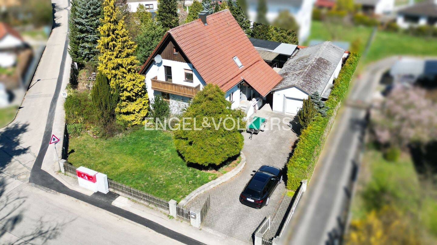 Immobilie in Langquaid - Einfamilienhaus auf großem Grundstück mit Nebengebäuden und vielseitigem Entwicklungspotenzial - Bild 0
