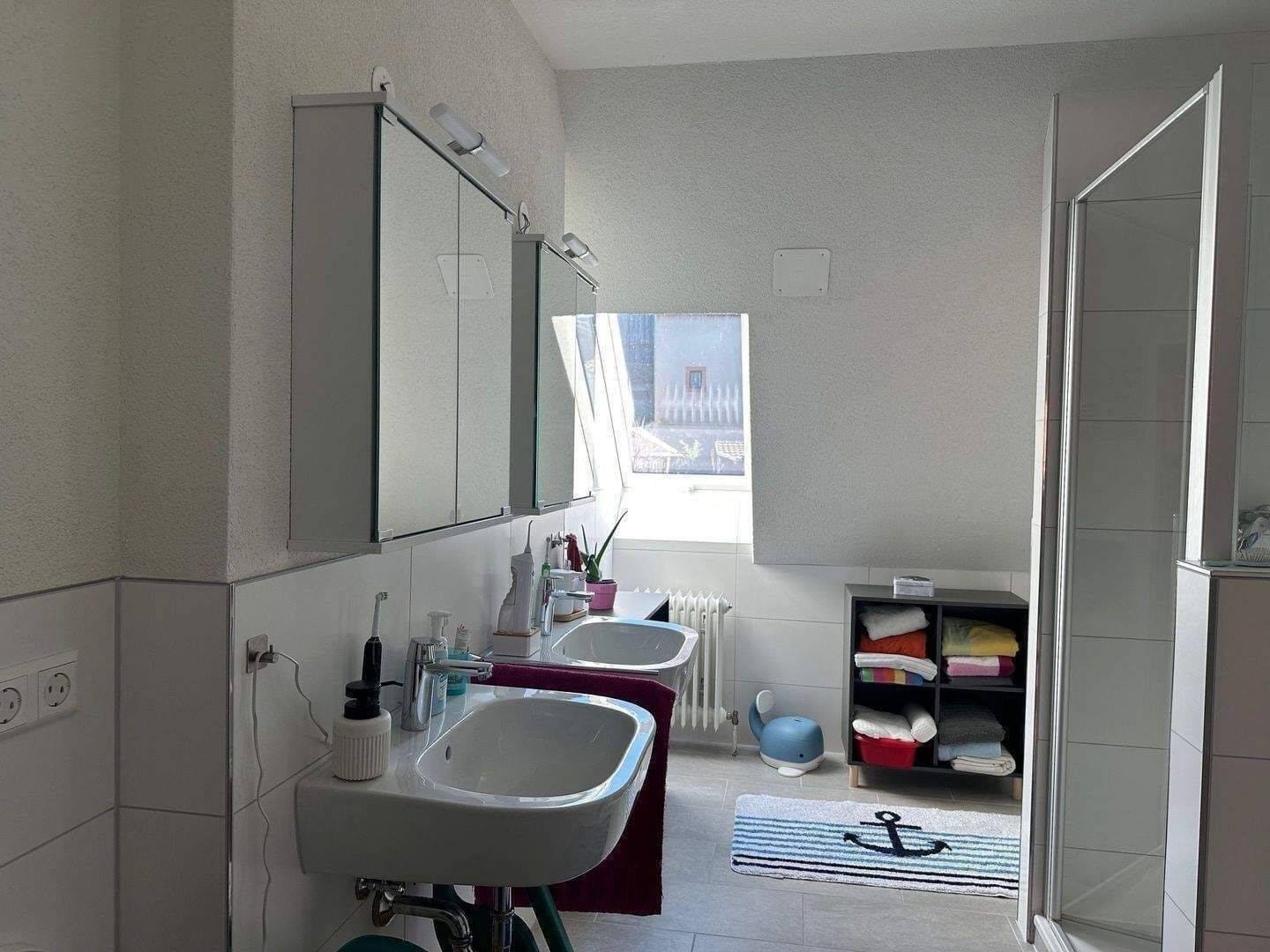 Immobilie in Vogtsburg im Kaiserstuhl - Familienfreundliche 5-Zimmer-OG-Wohnung mit Balkon  - Bild 3