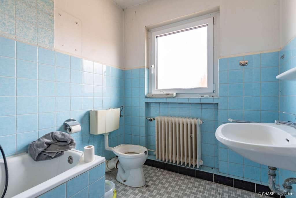 Immobilie in Hagenburg - Sanierungsbedürftiges Zweifamilienhaus in bester Lage Hagenburgs mit Garage und Garten - Erbbau! - Bild 4