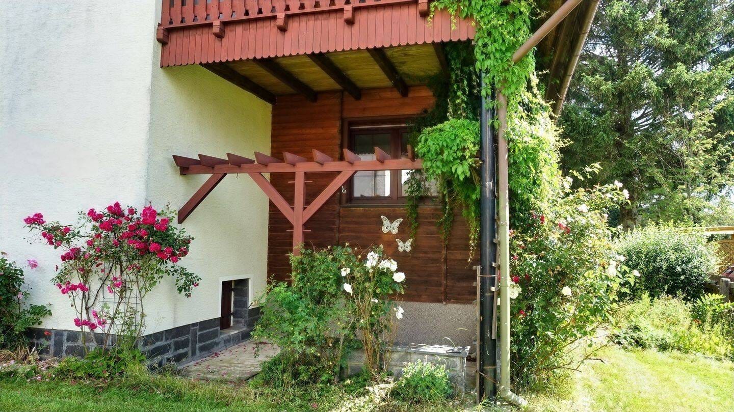 Immobilie in Grünbach - Großzügiges  Ein- bis Zweifamilienhaus - Hier ist auch noch Platz für Tiere - Bild 2