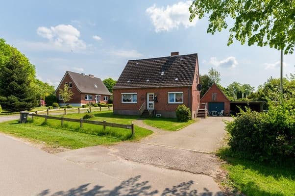 Immobilie in Schwabstedt - Wohnhaus auf großem Grundstück in Schwabstedt - sep. Bauplatz möglich - Bild 0