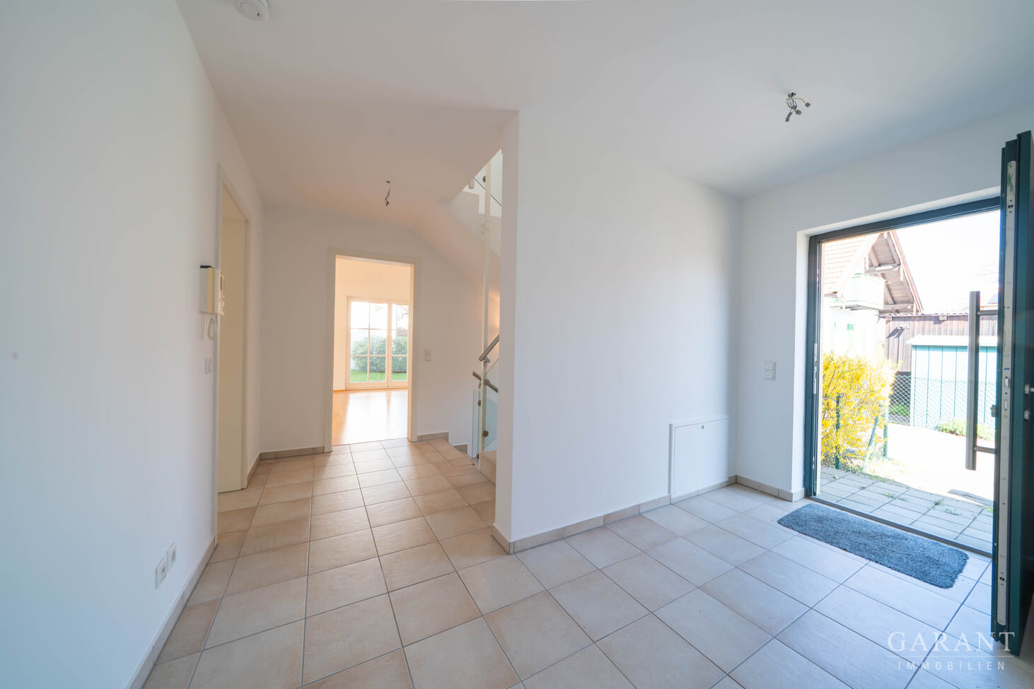 Immobilie in Straßlach-Dingharting - Großzügiges Einfamilienhaus mit Südgarten in Bestlage im Münchner Süden, hell & geräumig - Bild 3