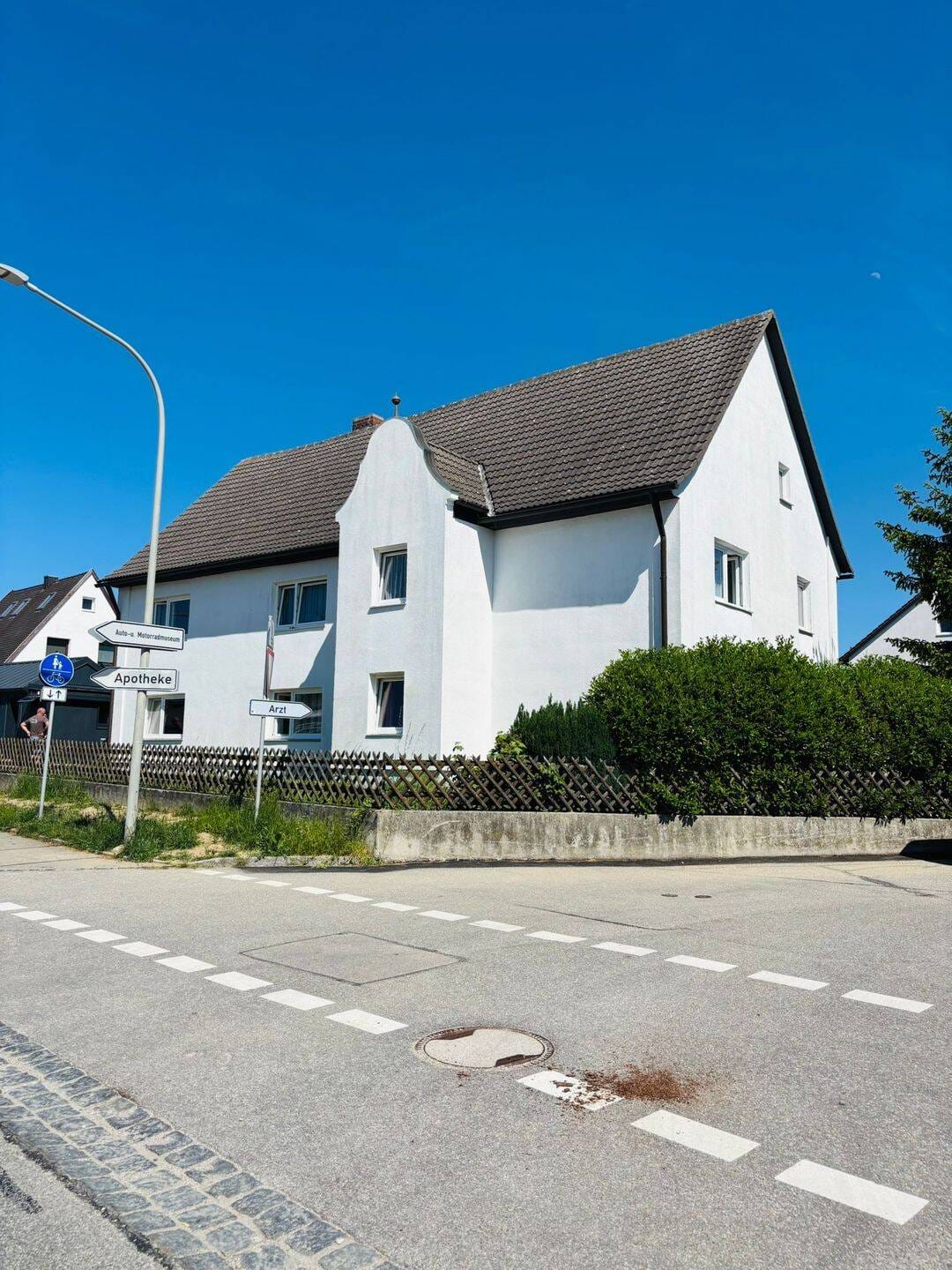 Immobilie in Adlkofen - Kapitalanlage mit Zukunft – Mehrfamilienhaus mit genehmigtem Entwicklungskonzept in Adlkofen - Bild 1