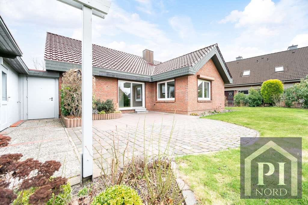 Immobilie in Westerrönfeld - Stilvolles Einfamilienhaus mit 230m² Wohn-und Nutzfläche, Doppelcarport und traumhaftem Garten - Bild 2