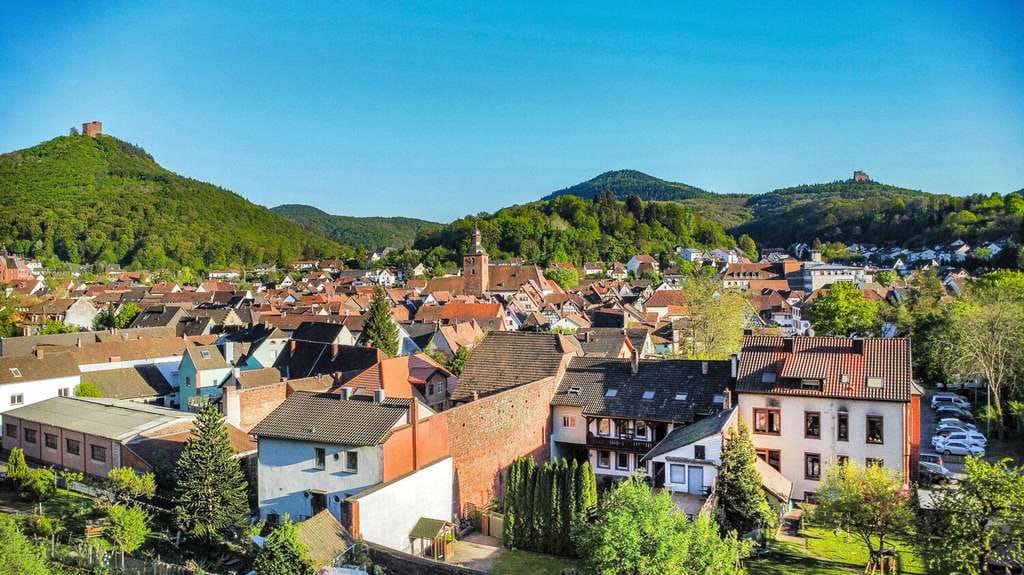 Immobilie in Annweiler am Trifels - Annweiler - zentral gelegenes Mehrgenerationenhaus mit traumhaften Ausblick - Bild 1