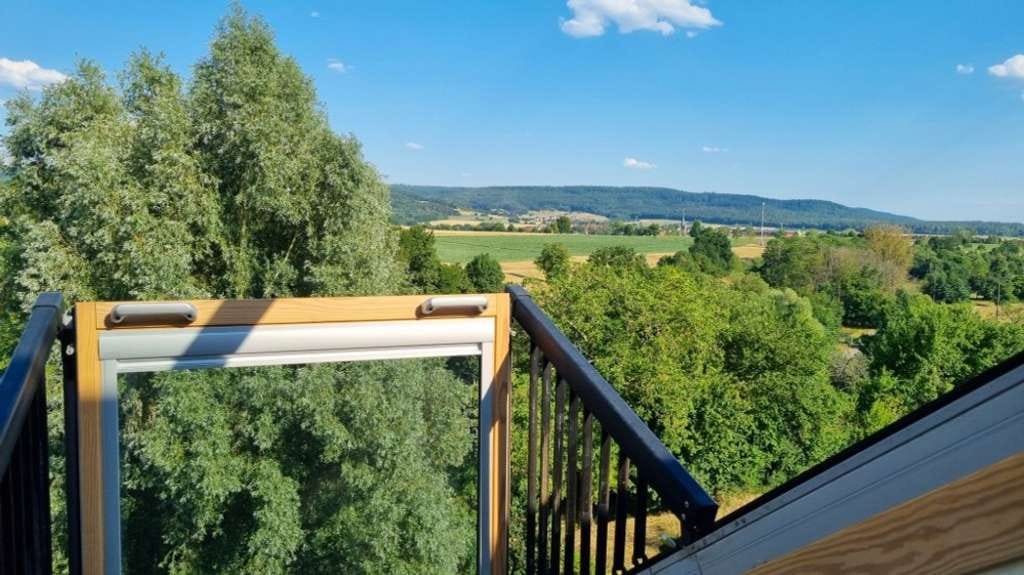 Immobilie in Litzendorf - Liebevoll modernisiertes Wohnhaus 
mit großzügiger Architektur und Panoramablick  - Bild 1