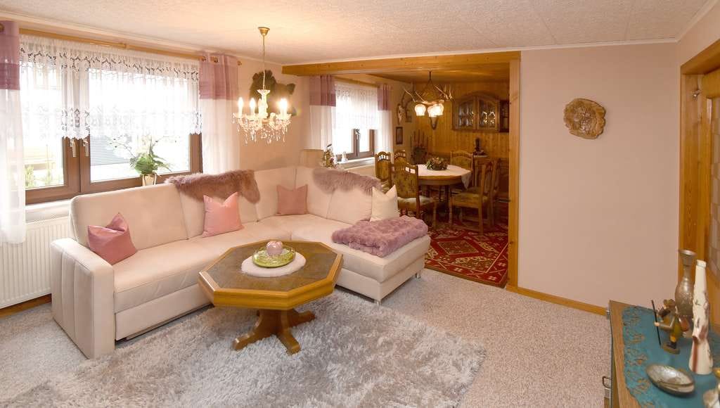 Immobilie in Schleusingen - Charmantes Wohnhaus mit 2 Eingängen, großem Grundstück und zusätzlichem Nebengebäude - Bild 2