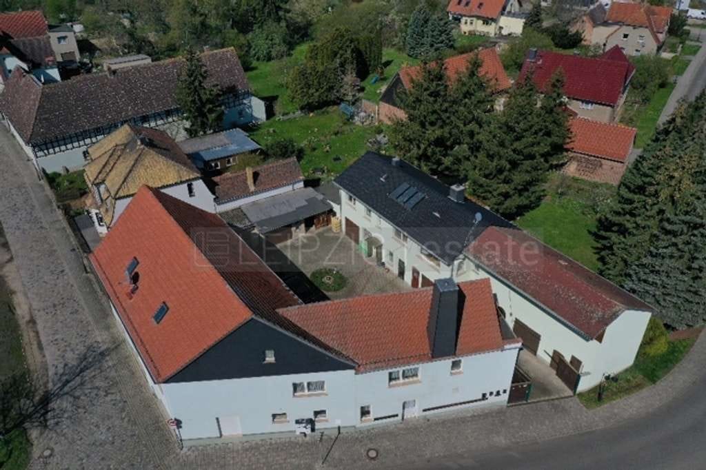 Immobilie in Lützen - ländl. Anwesen, Teilvermietet, 5 WE + 107qm Gewerbefl. 817,- Euro/m²,  JNKM über 40T€ mgl.! - Bild 2