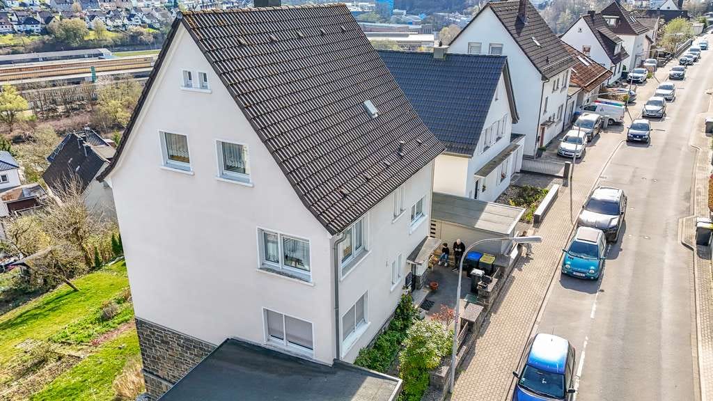 Immobilie in Werdohl - Raumwunder mit Balkon & großem Grundstück – EFH mit 3 Ebenen + viel Nutzfläche - Bild 1