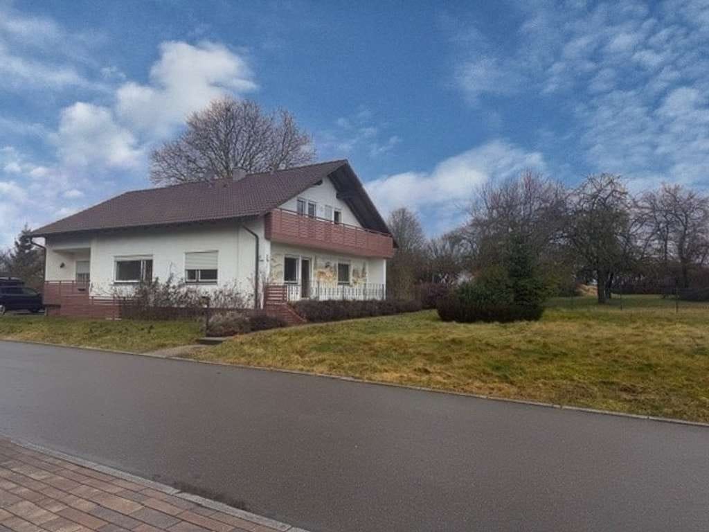 Immobilie in Eutingen im Gäu - Einfamilienhaus auf großzügigem Grundstück mit Baufenster in ruhiger Wohnlage von Rohrdorf  - Bild 0