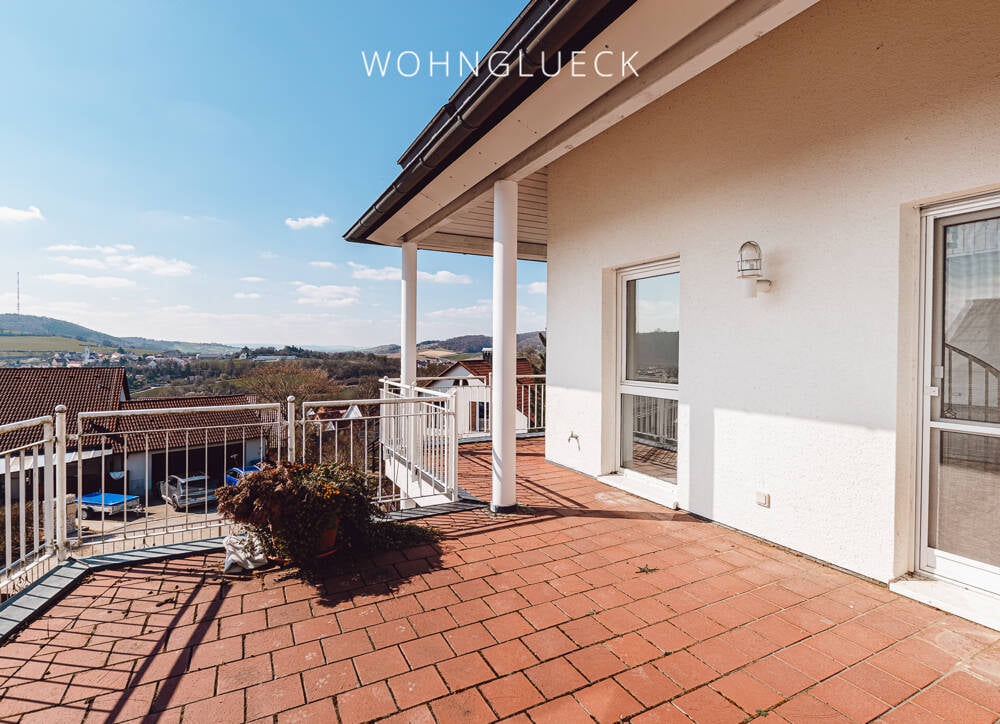 Immobilie in Harburg (Schwaben) - ELEGANTE VILLA IN HANGLAGE MIT SAGENHAFTEM WEITBLICK - Bild 0