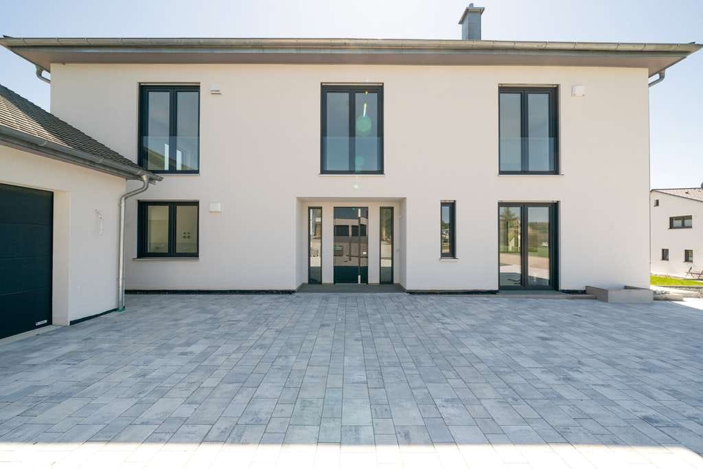 Immobilie in Monheim - Ankommen, durchatmen, genießen: Neues Einfamilienhaus mit Einliegerwohnung, Garten und Doppelgarage - Bild 4