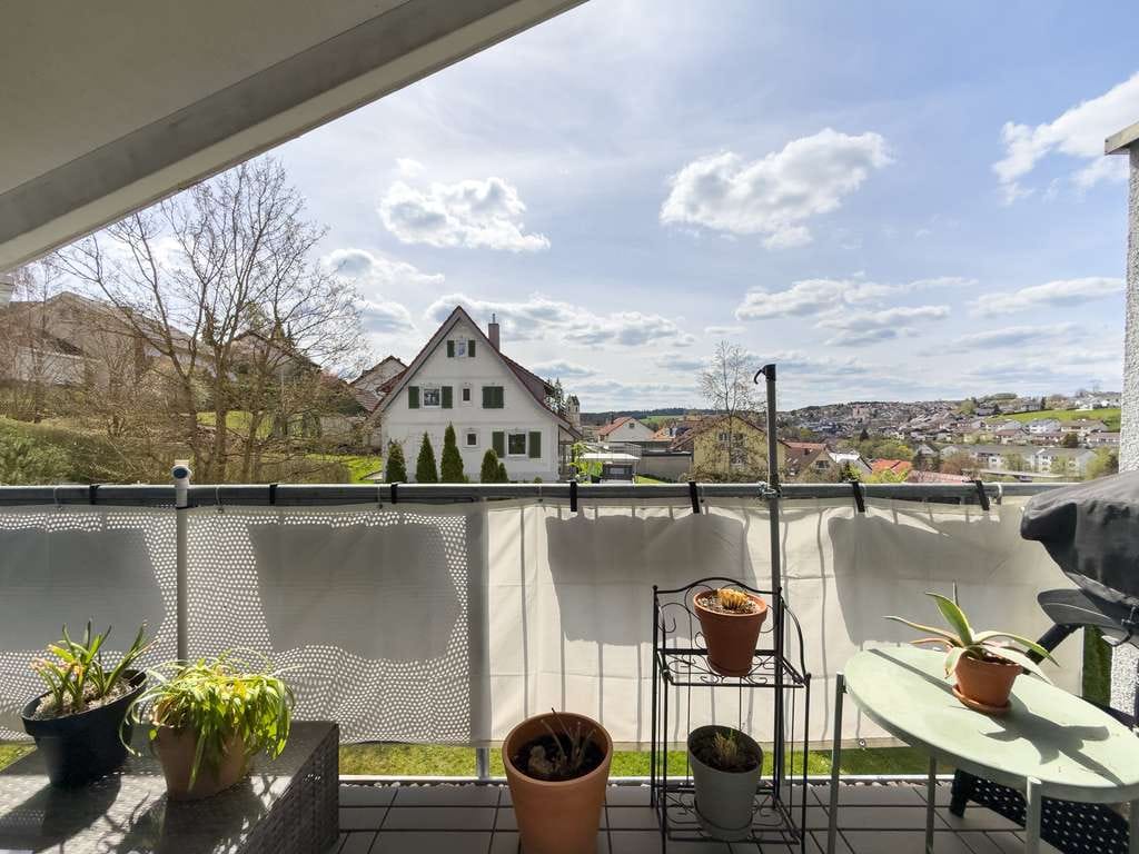Immobilie in Niedereschach - Ein Zuhause auf zwei Ebenen:
4,5-Zimmer-Galeriewohnung mit Balkon in gepflegter Wohnanlage - Bild 4