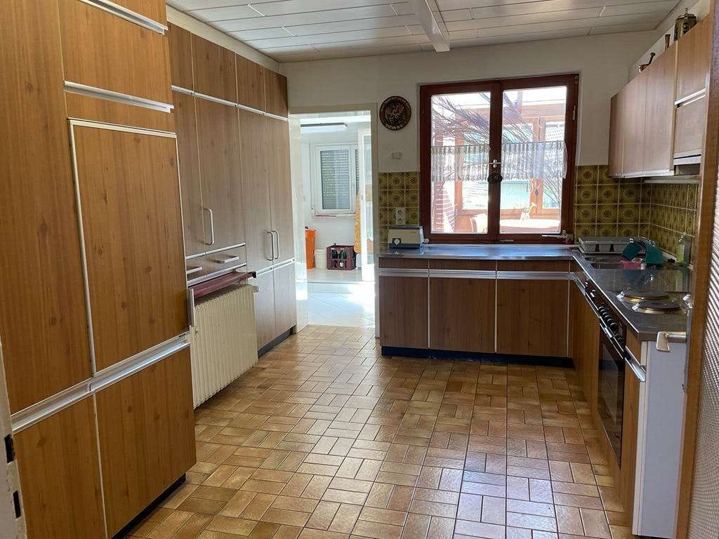 Immobilie in Hessigheim - Großzügige  Doppelhaushälfte mit Wintergarten, Balkon, Garage und sep. Schulungsraum, aufgetei - Bild 2