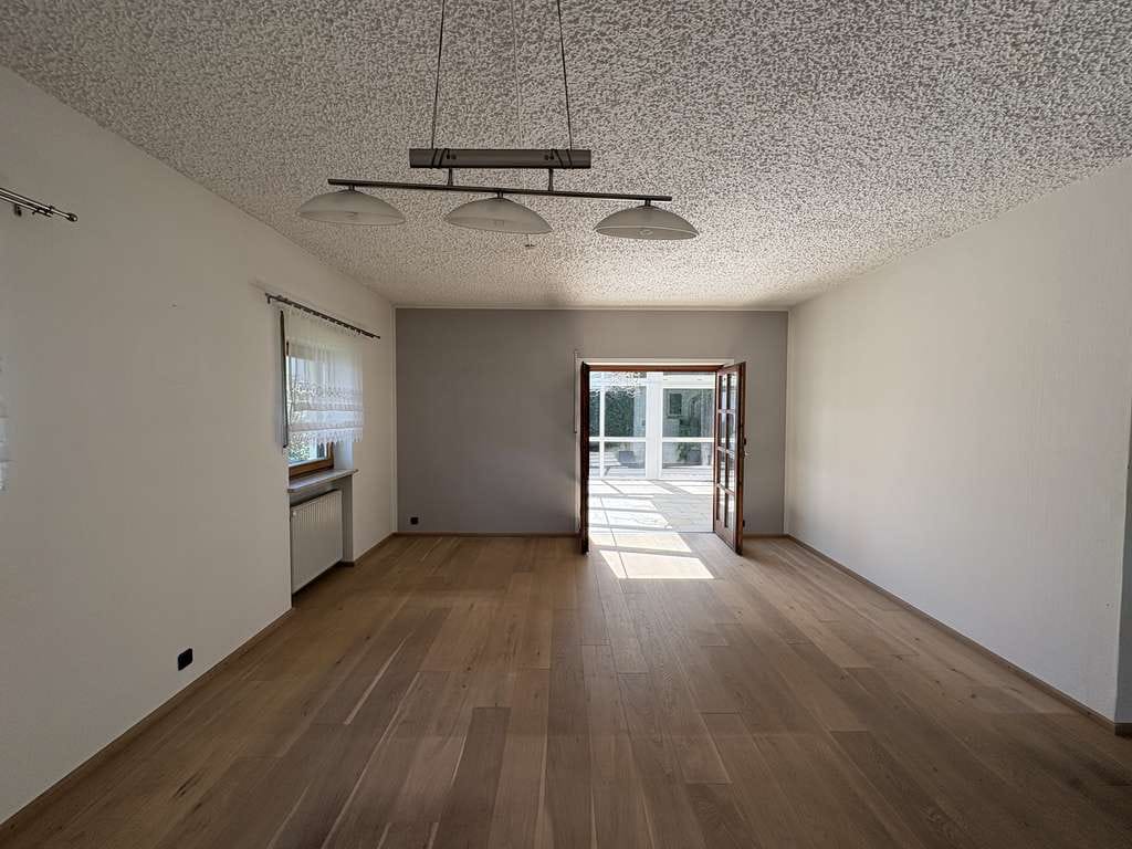 Immobilie in Dorfen - Einfamilienhaus mit großem Garten , Garage und Wintergarten in Dorfen - Bild 1